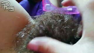 Любительская подруга с волосатой киской дрочит перед зеркалом