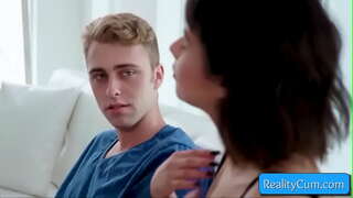 Tempo ieu cutie rumaja brunette nyusu badag cock jeung lalaki nya cunt fingered jero