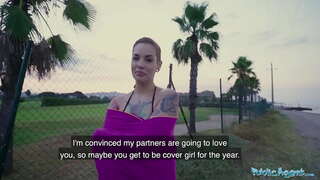 ציבור אַגענט Siliva רובי געטינג לעגאַמרע פּאַונדיד אין דרויסנדיק געשלעכט וידאו