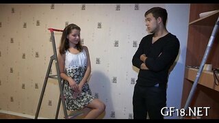 Garçon est assis et regarde