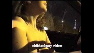 Oldblackguy يأخذ ديبي وامض التعري في الأماكن العامة