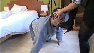 Minnares om haar manlike slawe lek haar hoë hakke skoene