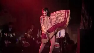 Dannie Diesel aka Danielle Colby հանդես է գալիս Bustout Burlesque New Orleans