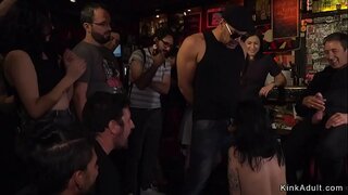 Рабыню брюнетку avro hansısa bar məcbur yalama və əmzikli üzvü