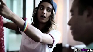 Chad loop in die familys huis teenwoordig is in die hand van hom Gehoor het, gee