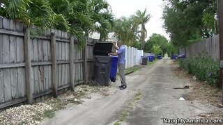 Alyssa Lynn pieprzy się z przyjacielem swojego syna na świeżym powietrzu