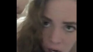 Slutwife deepthroats og tager anal creampie før farting ud af det, mens cumming