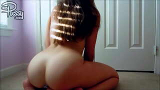 Dildo stupri super tapete ad domum