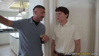 ���သနားခံ Ebony Chanel Skye ပါဘူးစအိုလိင်ဆက်ဆံနှင့်အတူကြီးမားဖြူဗဟို